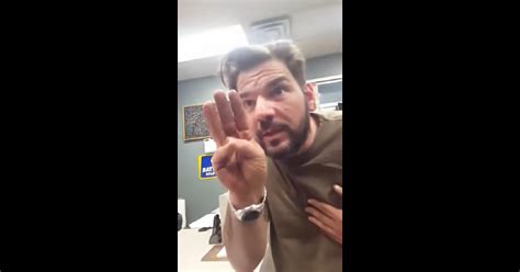 Se vuelve viral la reacción de este hombre al enterarse que espera