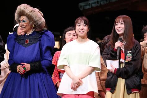 今年3月、舞台「千と千尋の神隠し」東京公演千秋楽を迎えた（左から）夏木マリ、上白石萌音、橋本環奈 ― スポニチ Sponichi Annex 芸能