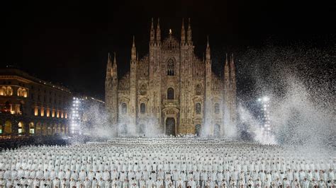 Moncler Compie Anni E Tinge Di Bianco Piazza Del Duomo A Milano