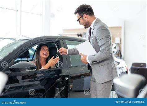 Vendedor En La Concesi N De Coche Que Vende Los Veh Culos Foto De