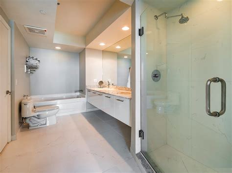 500 Brickell Ave # 3200_Bathroom_1 – Patricia Montalvan P.A.