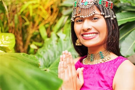 Hermosa Mujer India En Vestido Tradicional Saludo Con Namaste Foto