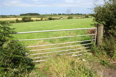 View Through Gateway On NE Side Of B5302 Roger Templeman Cc By Sa 2 0