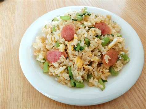 ウインナーと大根葉の炒飯 レシピ・作り方 By はじゃじゃ｜楽天レシピ