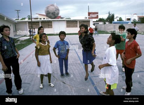 Chicos mexicanos jugando futbol fotografías e imágenes de alta