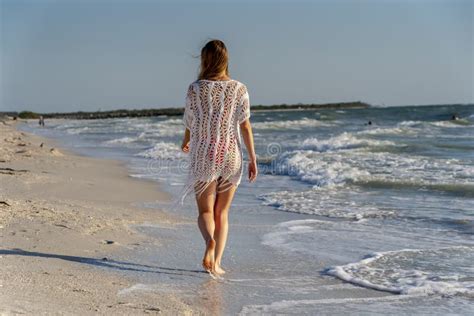 Preciosa Modelo De Bikini Rubia Posando Al Aire Libre En Una Playa Del Caribe Foto De Archivo