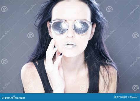 Beau Portrait De Mannequin De Femme Dans Des Lunettes De Soleil Avec