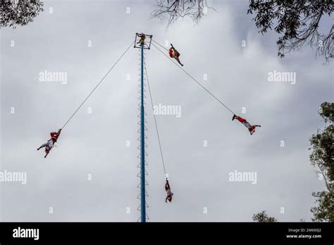 Les flyers Danza de los Voladores ou Papantla une ancienne cérémonie