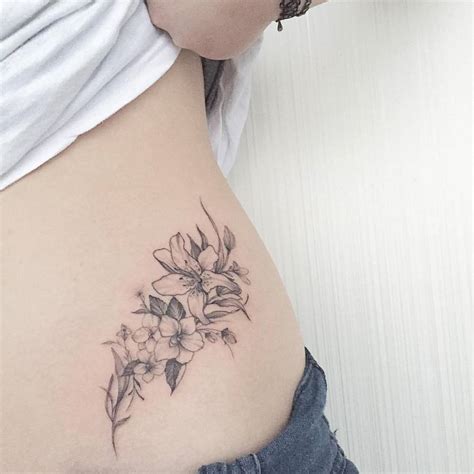 15 Ideas y diseños de tatuajes para la cadera de las mujeres