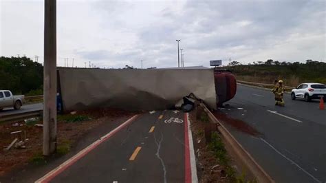 Caminh O Tomba Na Pista E Fica Atravessado Em Ciclovia No Df Distrito