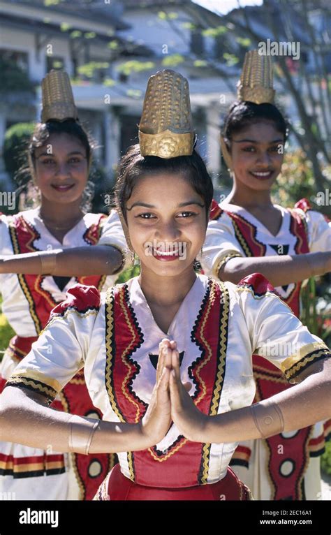 Asiasri Lankakandyportarit Of Smiling Pretty Female Kandyan Dancer