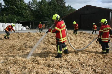 Brennendes Stroh Von Der A Sorgt F R Einsatz In Altentreptow