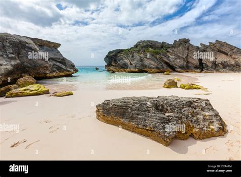 Long stretches of pale pink sand beaches at Horseshoe Bay, Bermuda ...