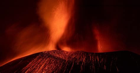 Volcán de la Palma El desborde del cono se detiene y la lava fluye por