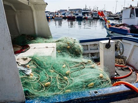 Un Barco De Pesca Encuentra Otro Cad Ver En El Mar De D Nia Alicante