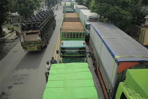 Imbas Kemacetan Parah Di Pantura Batangan Rembang Sopir Pilih Puasa