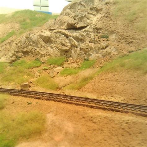 How To Make Model Train Mountain Scenery – The Model Railroad Benchwork ...