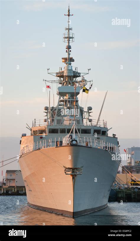 Royal canadian navy halifax class frigate hi-res stock photography and images - Alamy