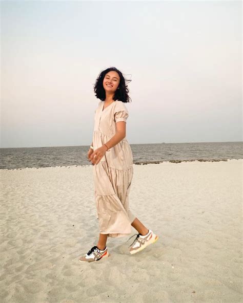 9 Style Ke Pantai Ala Naomi Zaskia Simpel Dan Comfy