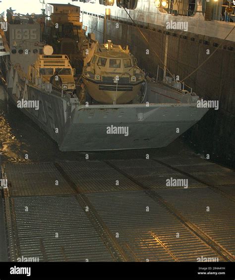 US Navy A Landing Craft Utility LCU Betritt Das Bohrdeck Des