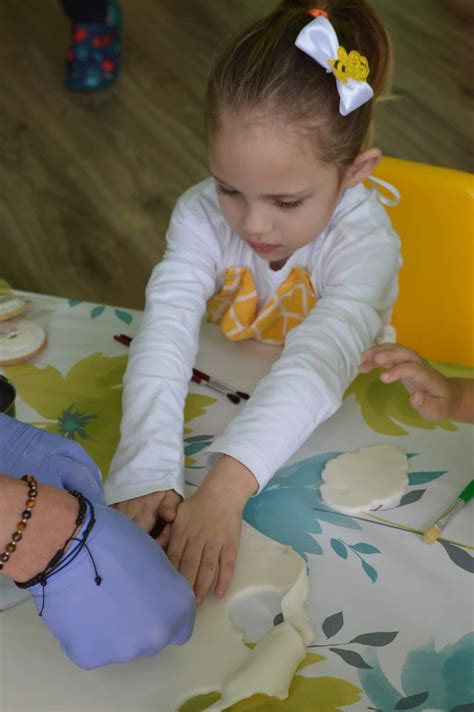 КОЛЕДА ПО ПЕРНИШКИ: Сладкарят Станислав впрегна за чираци деца от ...