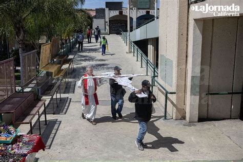 Migrantes representan con Viacrucis el difícil camino en busca de una