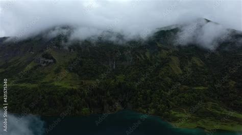 Le réservoir du barrage de Roselend et les montagnes verdoyantes qui le