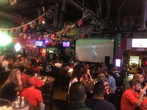 The Best Sports Bars In Houston Sports Bar Houston Bars Fun Sports