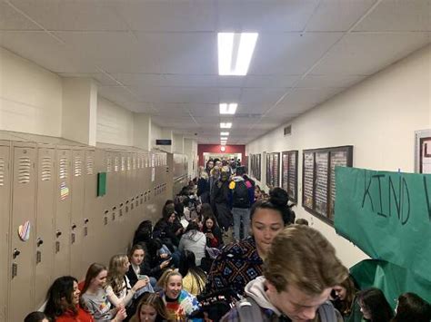 Due Insegnanti Costretti A Dimettersi Perch Gay Tutti Gli Studenti Escono Dalla Scuola Per