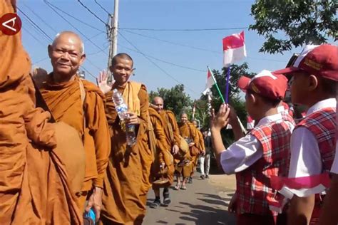 Puluhan Bhikkhu Mancanegara Awali Ritual Thudong Dari Kota Semarang