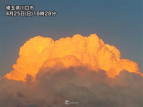 夕日に染まる雷雲 関東は夏を思わせる夕空に ウェザーニュース