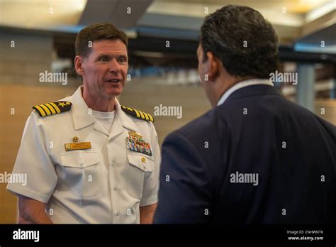 Le Capitaine Steve Foley Commandant De L Uss Lake Champlain Cg