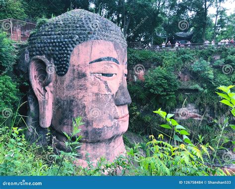 Estatua De Buda Del Gigante De Leshan Imagen De Archivo Editorial