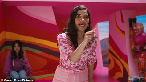 America Ferrera Beams With Pride As 9 500 Women Recite Her Barbie