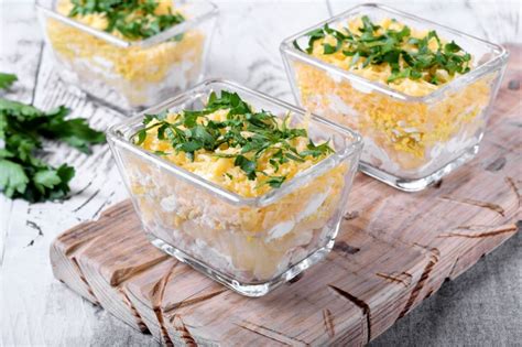 Слоеный салат с ананасом, курицей, сыром и яйцами – простой и вкусный ...