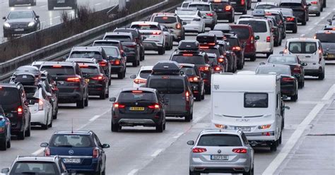 Volle Autobahnen Und Staus Am Kommenden Wochenende Erwartet