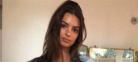 Emily Ratajkowski Se Dévoile Entièrement Nue Dans Son Bain