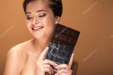 Hermosa Sonriente Joven Mujer Desnuda Sosteniendo Barra De Chocolate En