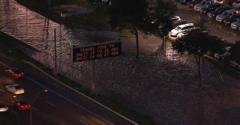 Water Main Break Floods I 35 Service Road Cbs Texas