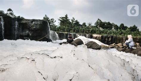 Foto Keindahan Curug Parigi Tercemar Limbah Busa Foto