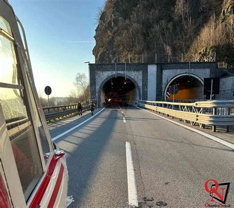 Quassolo Incidente In A Scontro Auto Pullman In Galleria Foto