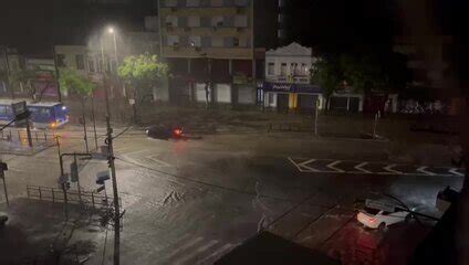 Vídeo Ruas ficam alagadas no bairro Bom Fim após temporal em Porto