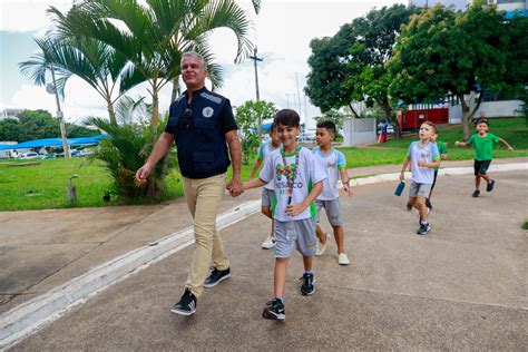 Crian As Fazem Visita Especial Ao Centro De Opera Es De Bras Lia