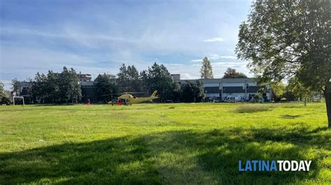 Latina Ragazza Cade Dal Primo Piano Della Scuola Soccorsa Da Un Eliambulanza