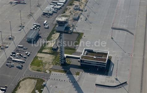 Sch Nefeld Von Oben Luftbild Tower An Den Rollbahnen Des Flughafen In