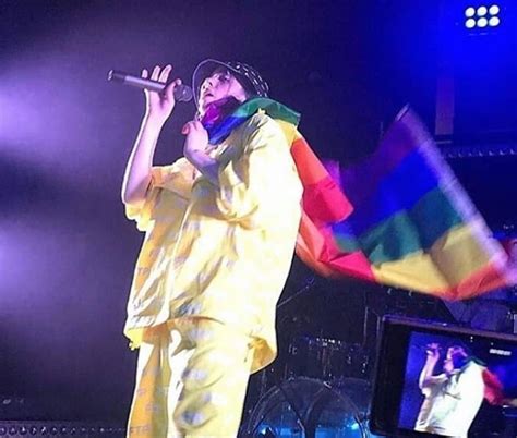 Billie Eilish With Rainbow Flag 🏳‍🌈 Şarkıcılar Ünlüler Kızlar