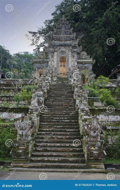 Escaleras Del Templo Budista Con Las Estatuas En Bali Indonesia Foto