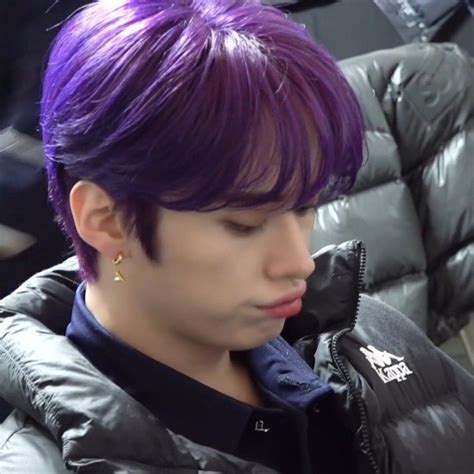 Lee Know In 2022 Kpop Hair Color Shot Hair Styles Purple Hair