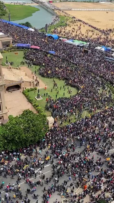 Eduardo Bayón on Twitter La multitud ha asaltado el palacio