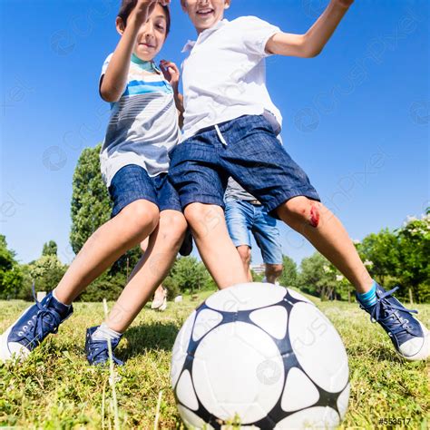 Familia jugando al fútbol en el parque en verano foto de stock 553517